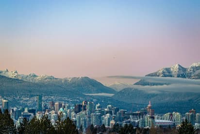 Vue urbaine au Canada entourée de montagnes pendant une année scolaire au Canada dans le cadre du système scolaire canadien.