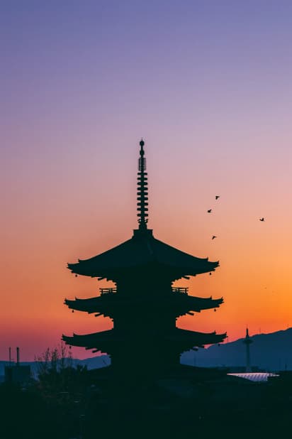 Pagode japonaise au coucher du soleil pendant un programme d'échange au Japon, symbole de la culture locale vécue au quotidien.