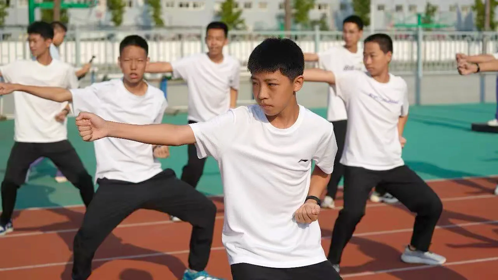 Élèves pratiquant les arts martiaux pendant une année scolaire en Chine