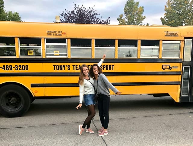 Étudiante au bord d’un lac au Canada pendant un échange scolaire, symbole de découverte de soi.