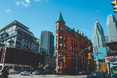 Vue de Toronto avec bâtiments modernes et historiques pendant un echange scolaire en Canada, entre architecture et vie urbaine