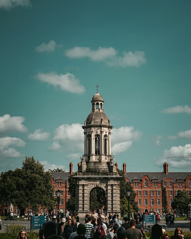 Campanile du Trinity College à Dublin pendant des séjours linguistiques en Irlande