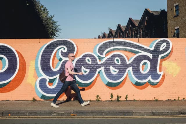 Cours de langue anglaise au Royaume-Uni tout en explorant la culture urbaine de Londres, avec son art et son street style.