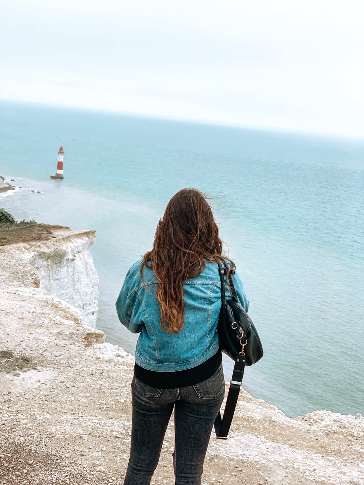 Étudiante devant les falaises près de Brighton lors d’un séjour linguistique en Angleterre.