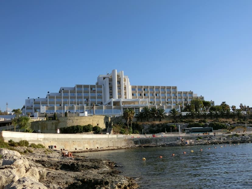 https://www.datocms-assets.com/118979/1717770281-photo-gallery-language-courses-malta-salina-bay-ese-partner-resort-02.webp