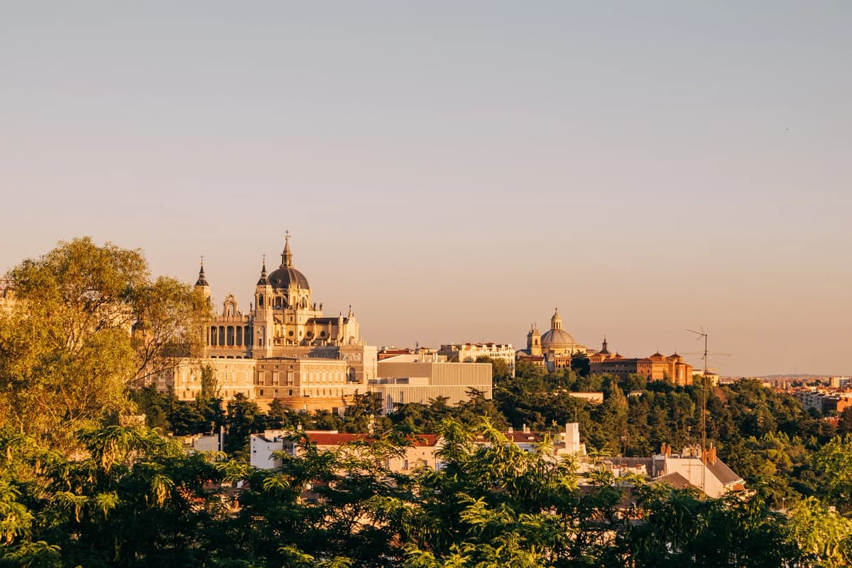 Vue sur le Palais royal et la cathédrale de l’Almudena pendant des cours de langue à Madrid, au coucher du soleil.