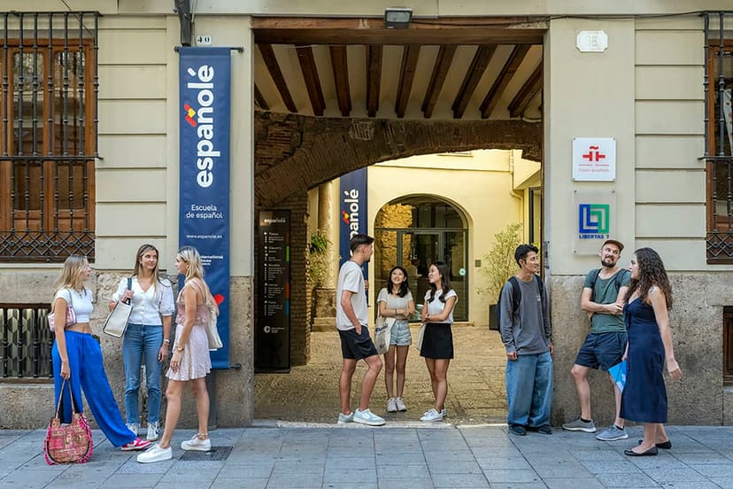 https://www.datocms-assets.com/118979/1718641794-photo-gallery-language-courses-spain-valencia-ih-partner-students-at-the-entrance.webp