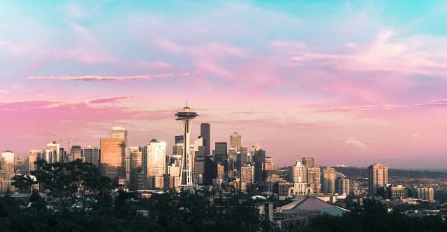Vue panoramique d’une ville américaine avec gratte-ciel, image liée à une année scolaire aux États-Unis et à la vie urbaine.