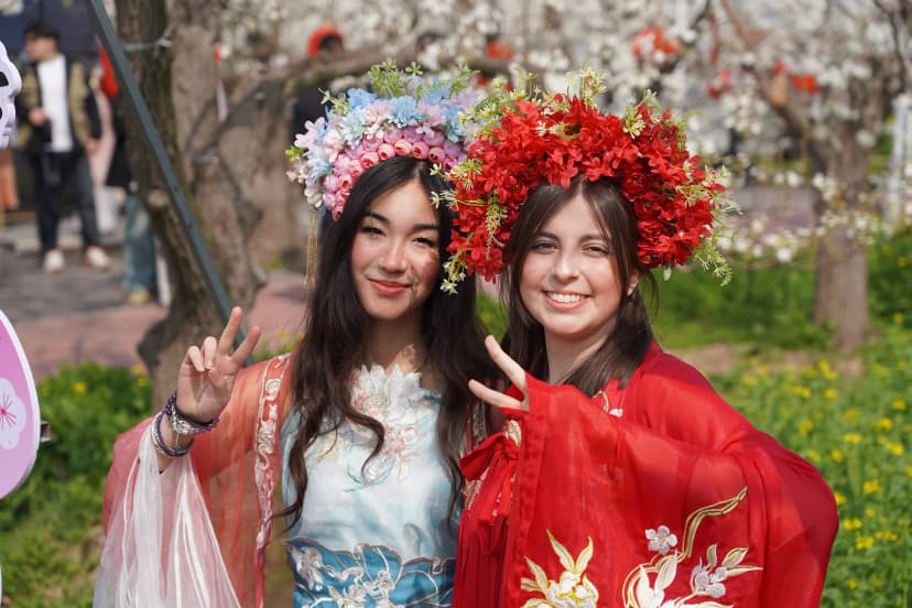 Jeunes filles en tenue traditionnelle pendant une année scolaire en Chine